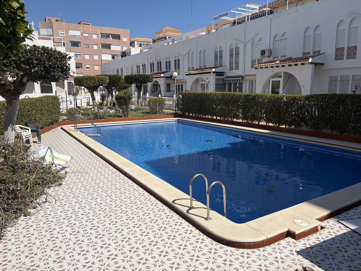 4 Bed Rijtjeshuis in La Mata in La Mata, Rijtjeshuis