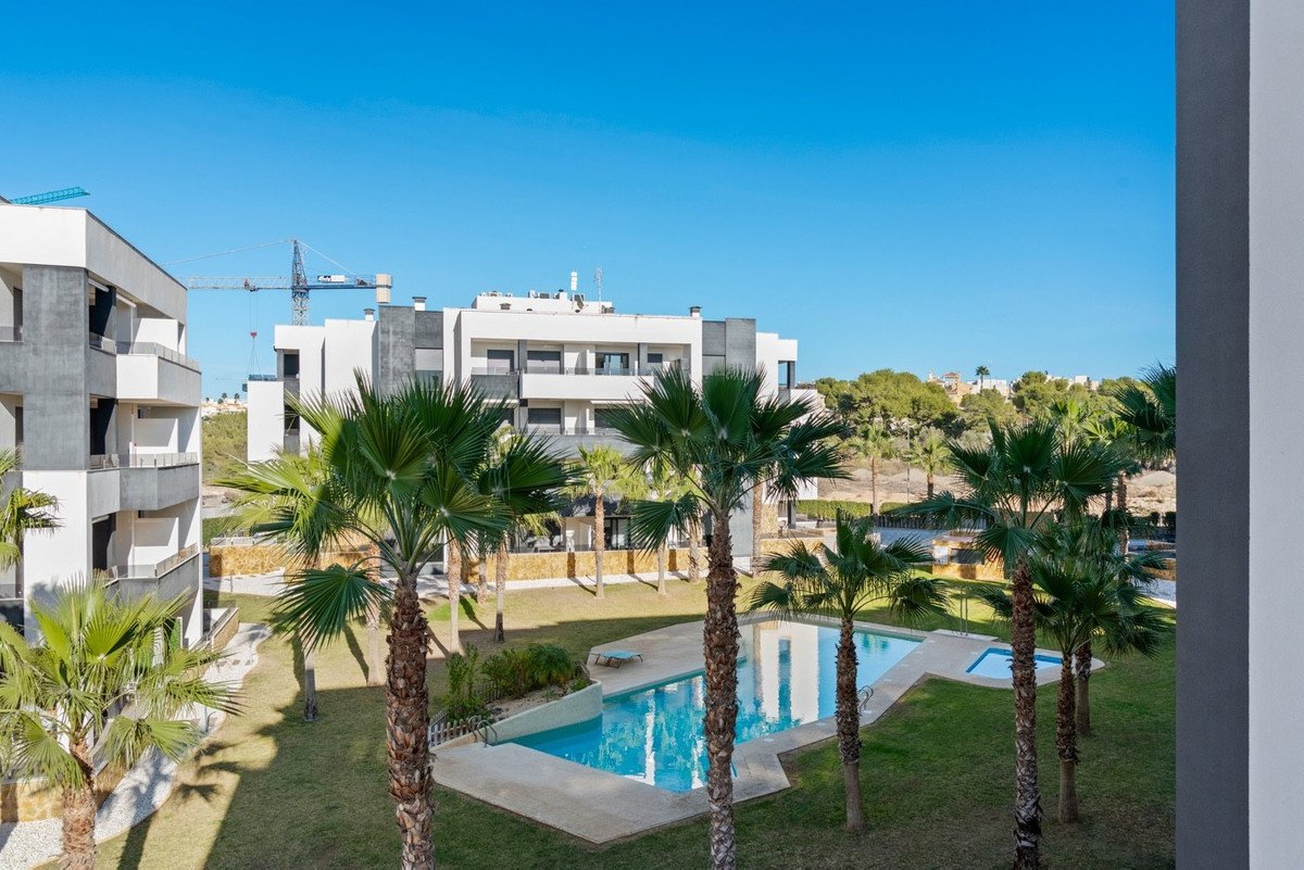 2 Bed شقة في الطابق الأوسط in Los Altos في Los Altos, شقة