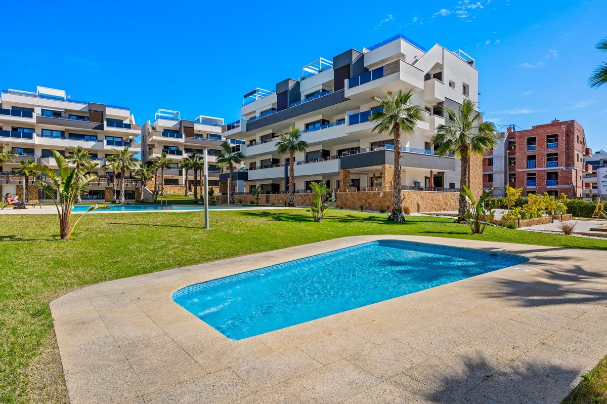 2 Bed شقة في الطابق الأرضي in Los Altos في Los Altos, شقة