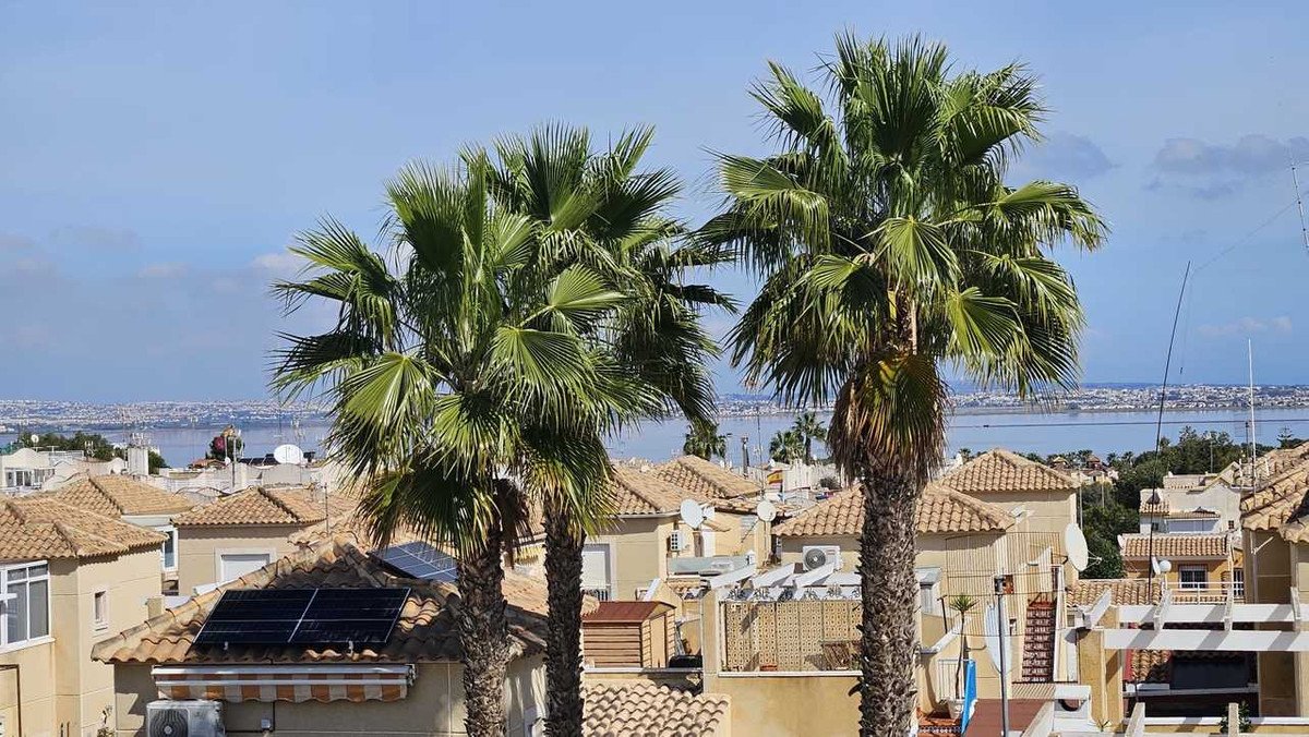 2 Bed Top Floor Apartment in Los Altos in Los Altos, Apartment