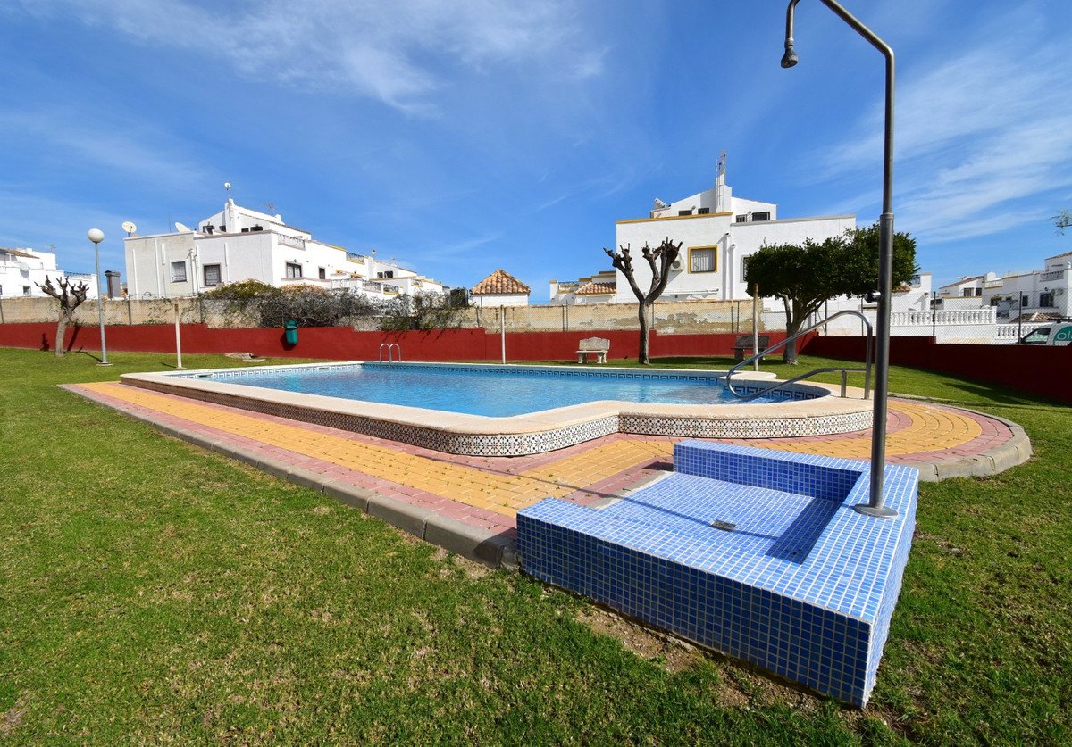 2 Bed Ground Floor Apartment in Los Altos