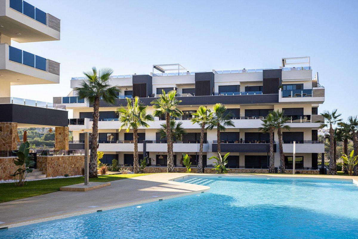 2 Bed Ground Floor Apartment in Los Altos