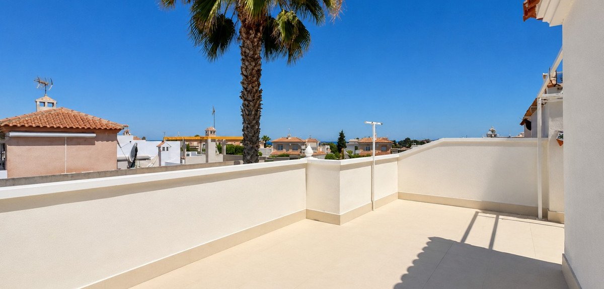 3 Bed Townhouse in Los Altos in Los Altos, Townhouse