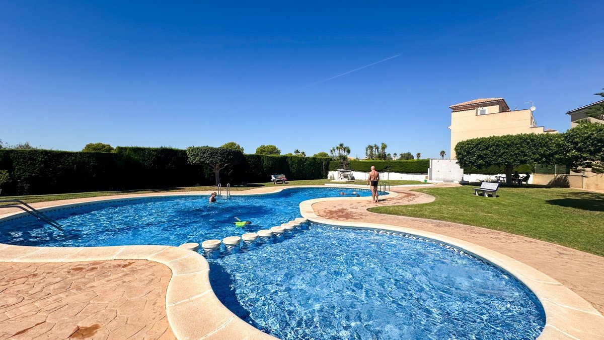 4 Bed Ridaelamu in Los Altos