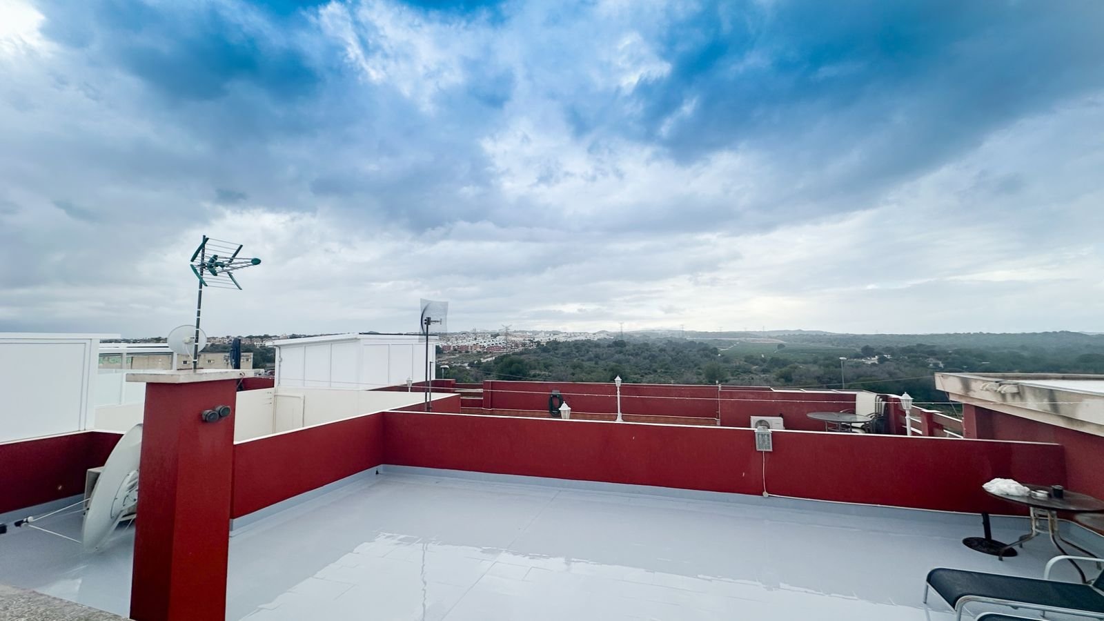 2 Bed شقة في الطابق الأوسط in Los Altos في Los Altos, شقة