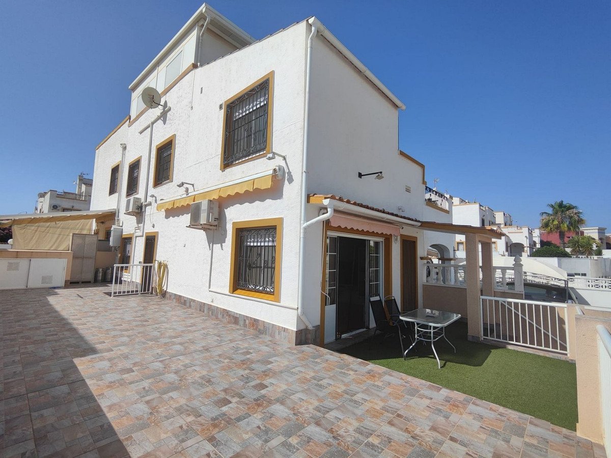 6 Bed Detached Villa in Los Altos in Los Altos, Detached Villa