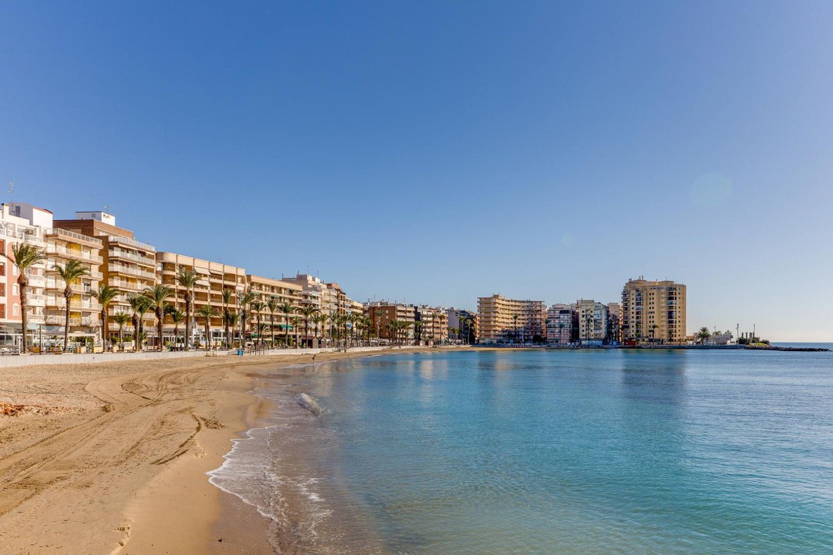 1 Bed شقة في الطابق الأوسط in Playa Del Cura في Playa Del Cura, شقة