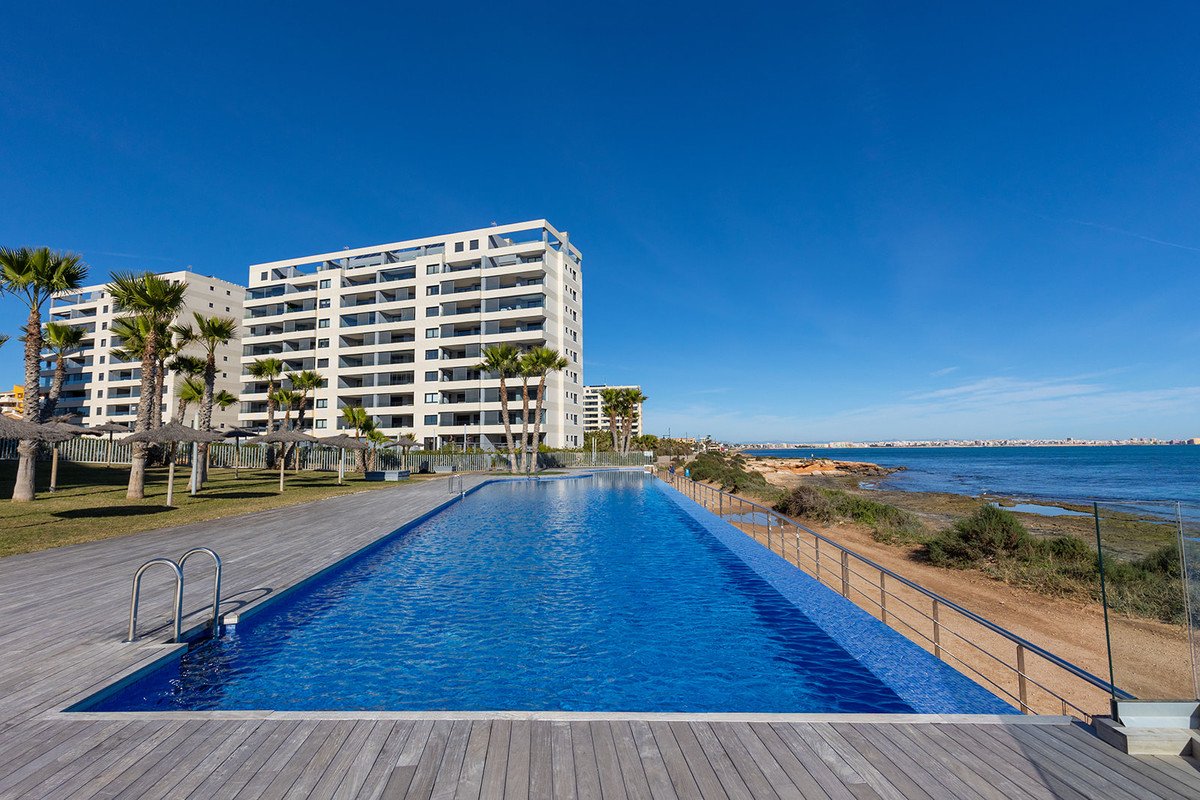 2 Bed شقة في الطابق الأوسط in Punta Prima في Punta Prima, شقة
