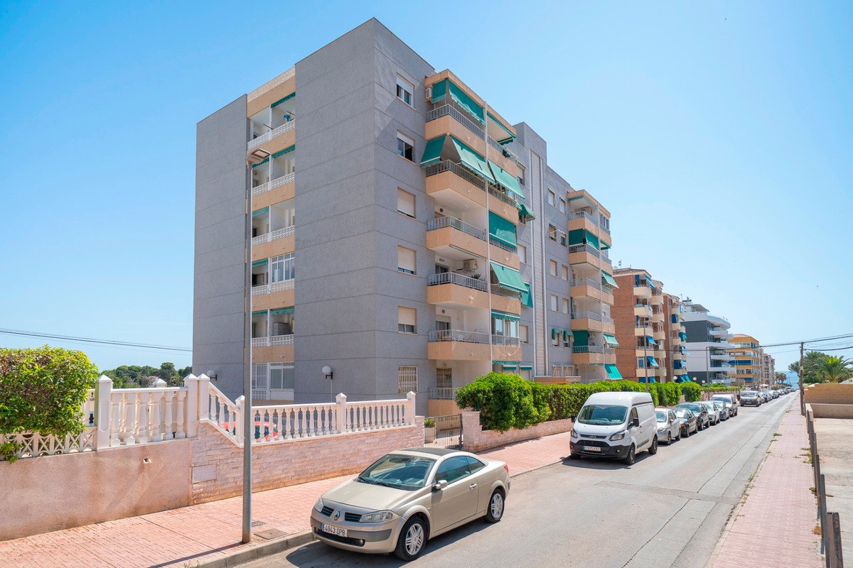 2 Bed شقة في الطابق الأوسط in Punta Prima في Punta Prima, شقة