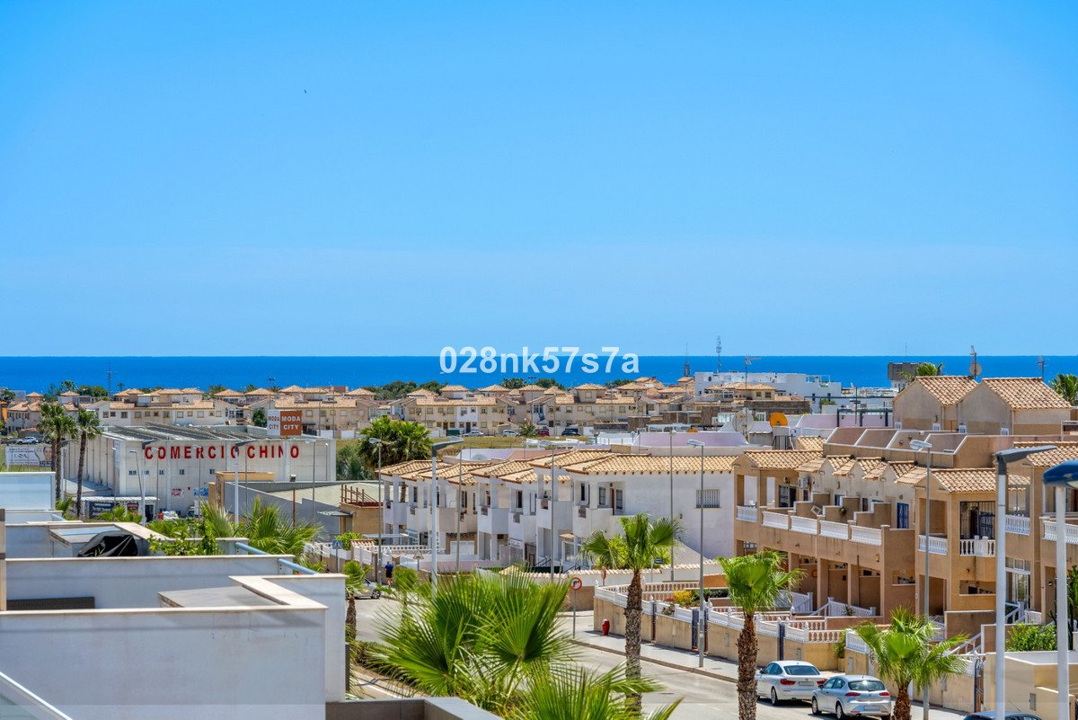 3 Bed شقة في الطابق العلوي in Punta Prima في Punta Prima, شقة سكنية