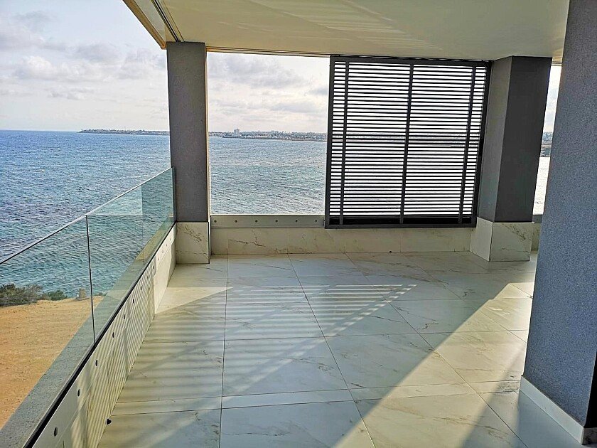 3 Bed شقة في الطابق الأوسط in Punta Prima في Punta Prima, 