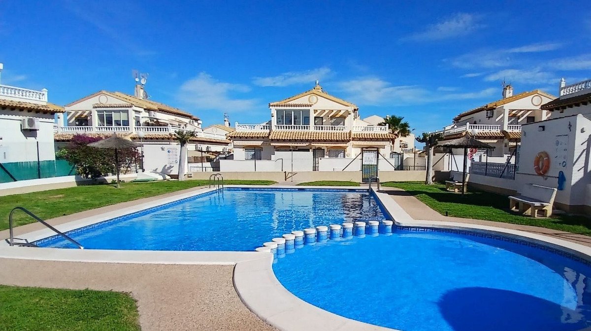 3 Bed بيت مدينة in Punta Prima في Punta Prima, تاون هاوس