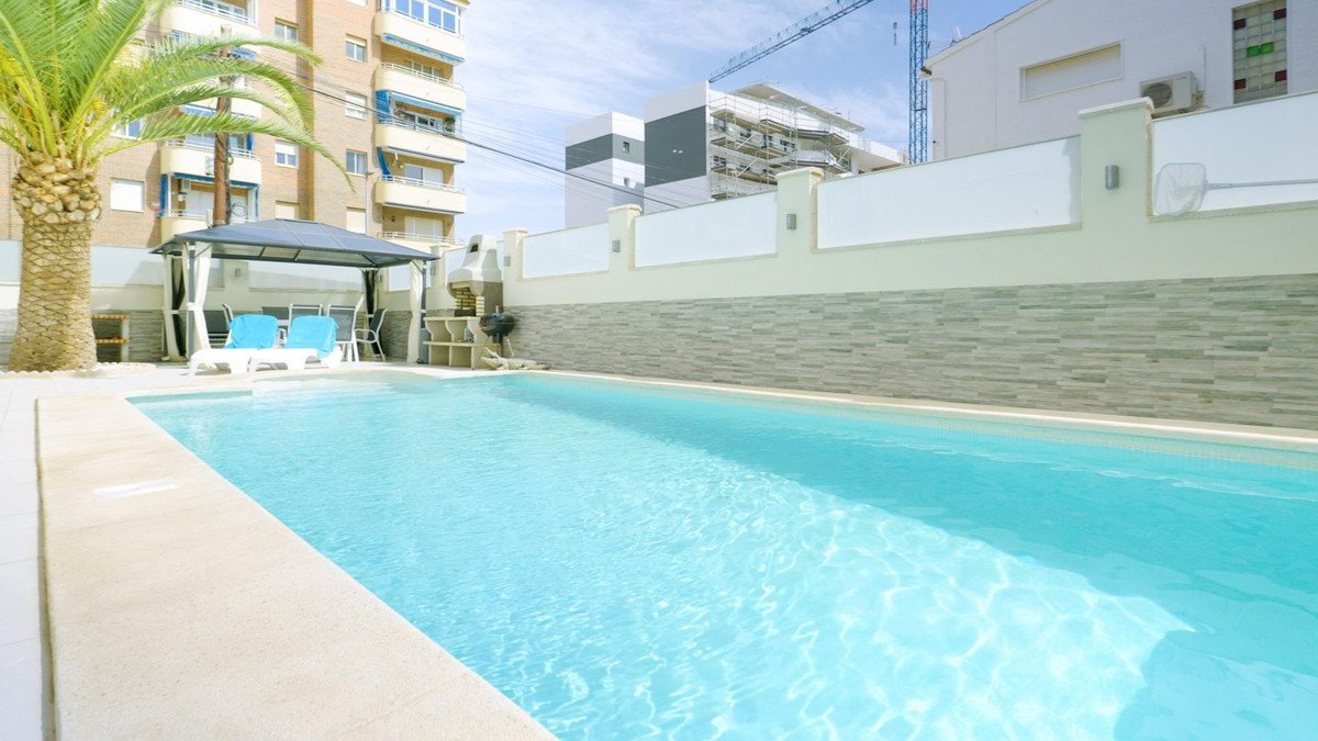 4 Bed بيت مدينة in Punta Prima في Punta Prima, تاون هاوس