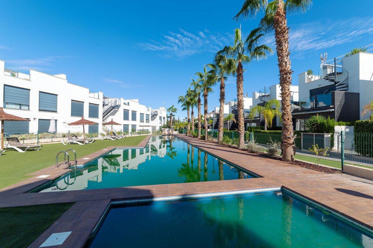 3 Bed فيلا مستقلة in Punta Prima في Punta Prima, فيلا منفصلة