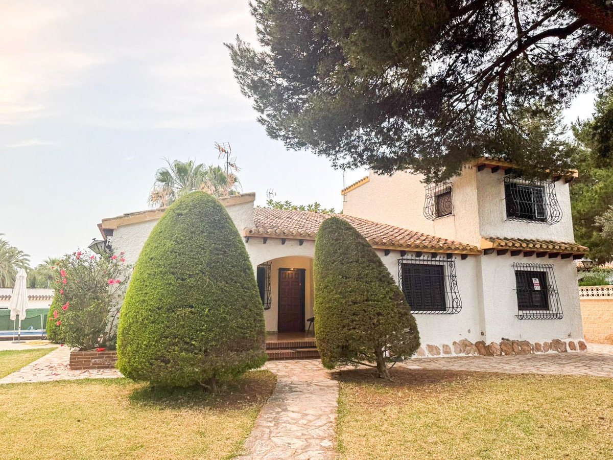 4 Bed Parhus in Punta Prima