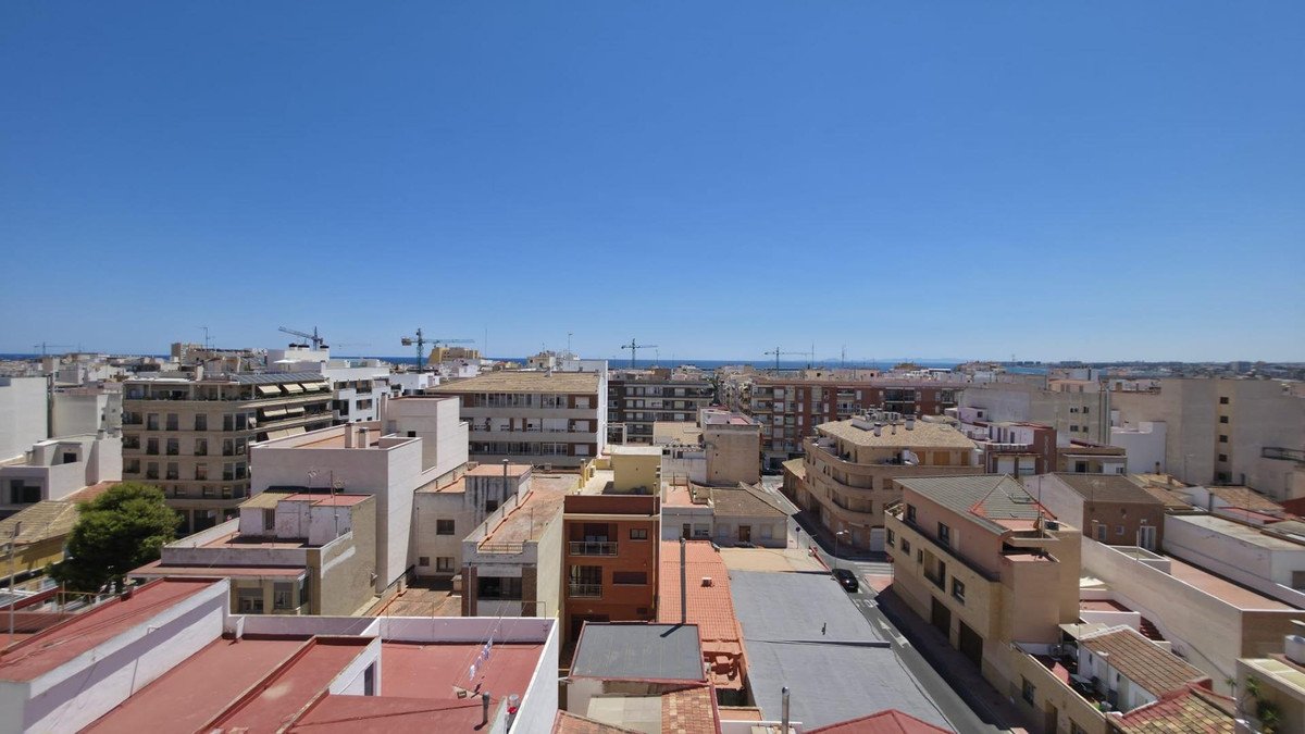3 Bed Middle Floor Apartment in Torrevieja in Torrevieja, Apartment