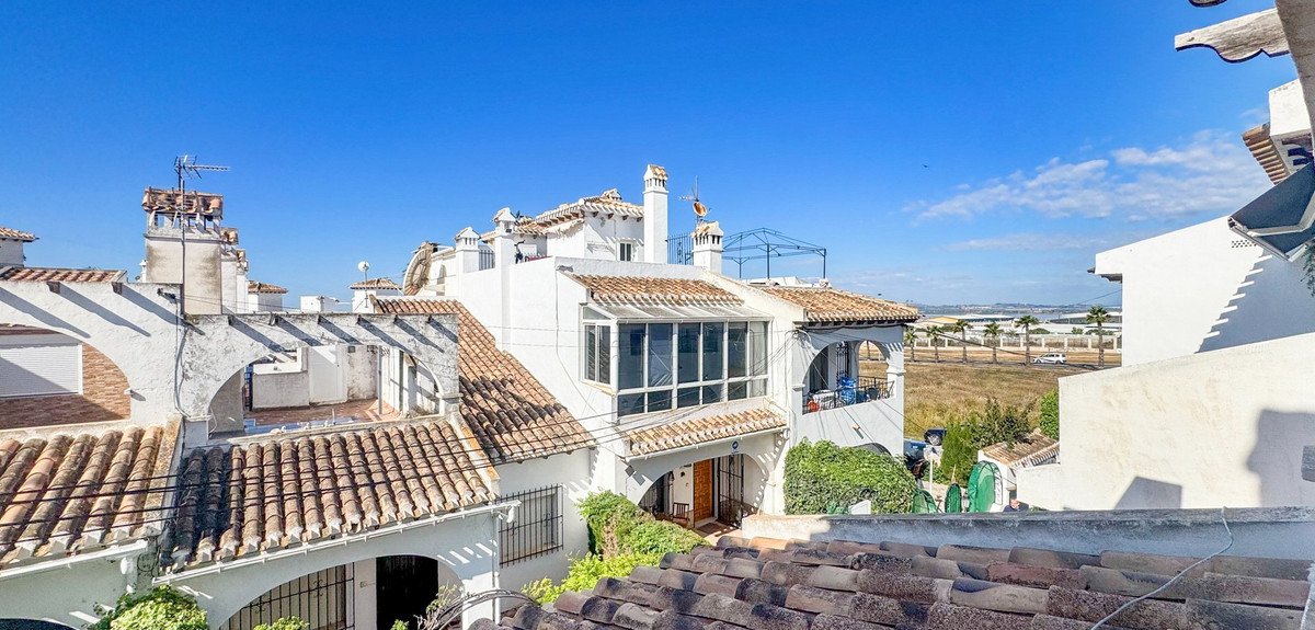 2 Bed Bungalow in Torrevieja في Torrevieja, فيلا مستقلة