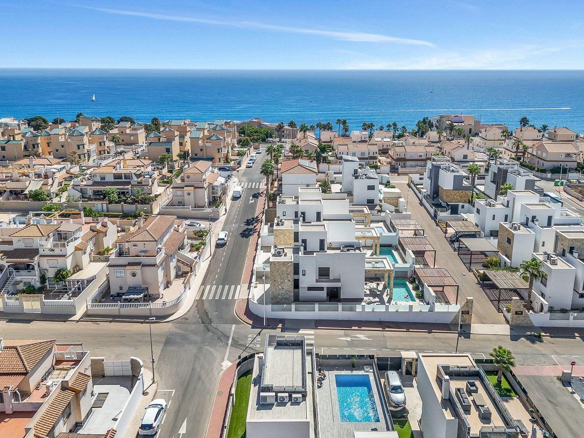 3 Bed Detached Villa in Torrevieja in Torrevieja, Detached Villa