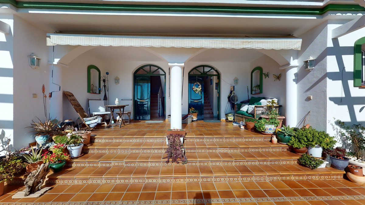 Charmant terras in mediterrane stijl met planten en zitjes.