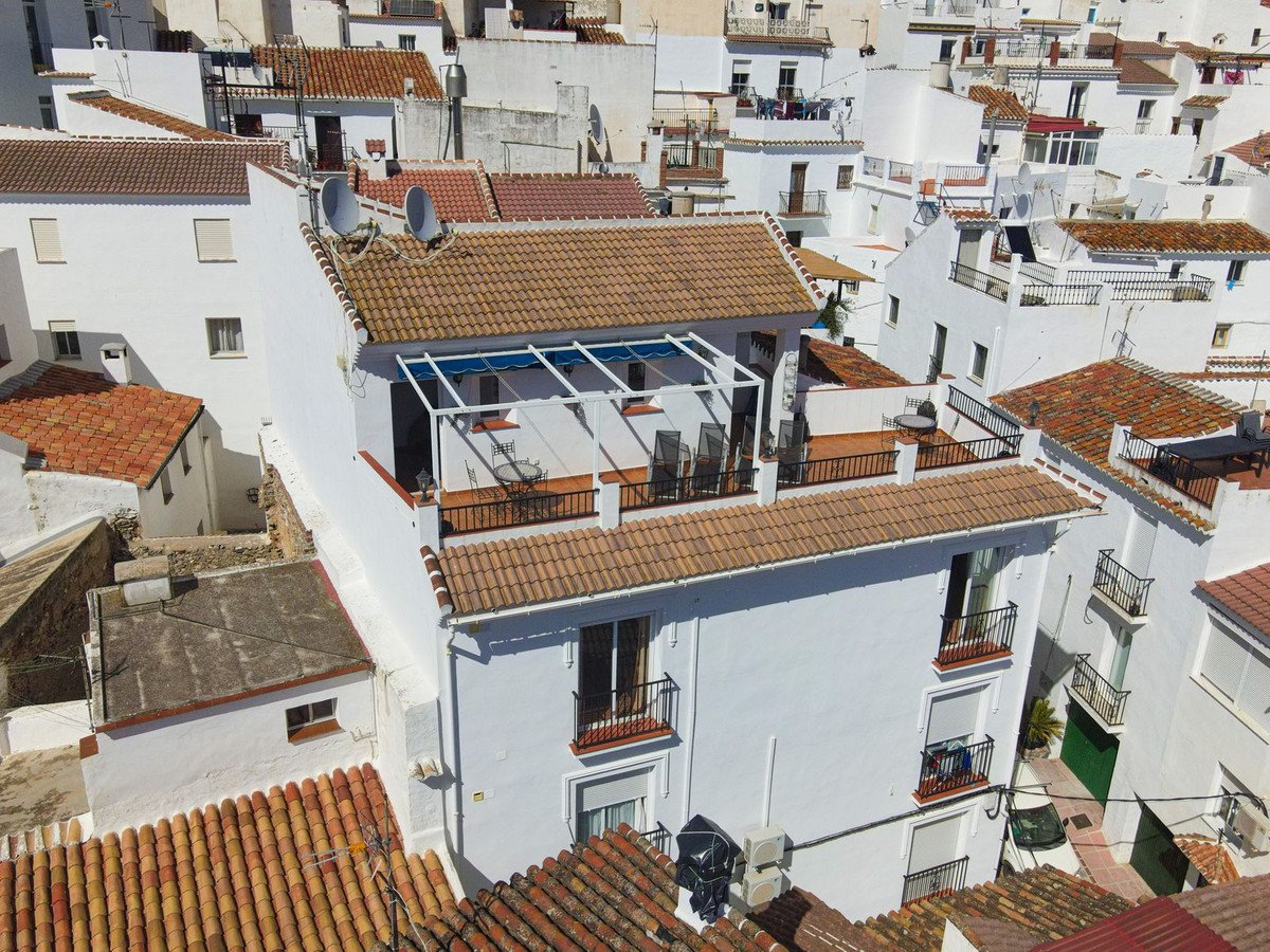 5 Bed Townhouse in Canillas de Albaida in Canillas de Albaida, 