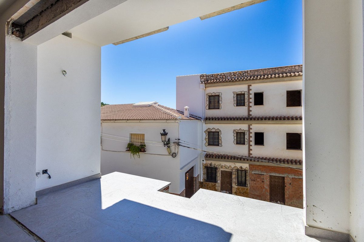 3 Bed Middle Floor Apartment in Cómpeta in Cómpeta, Apartment