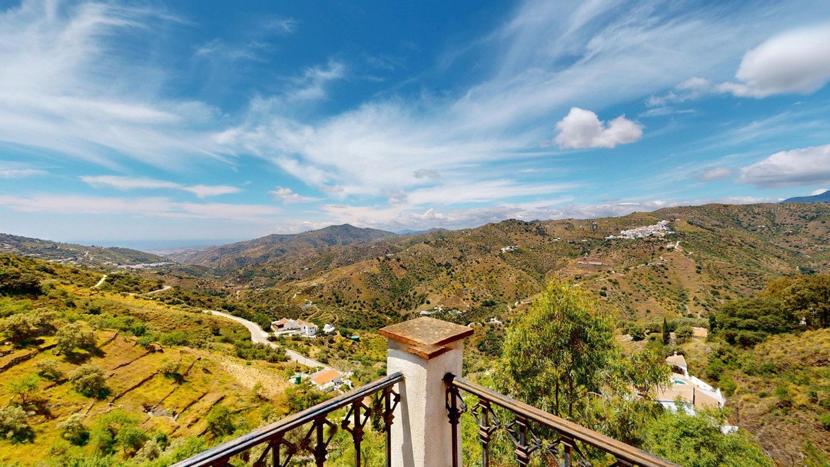 3 Bed Detached Villa in Sayalonga in Sayalonga, Detached Villa