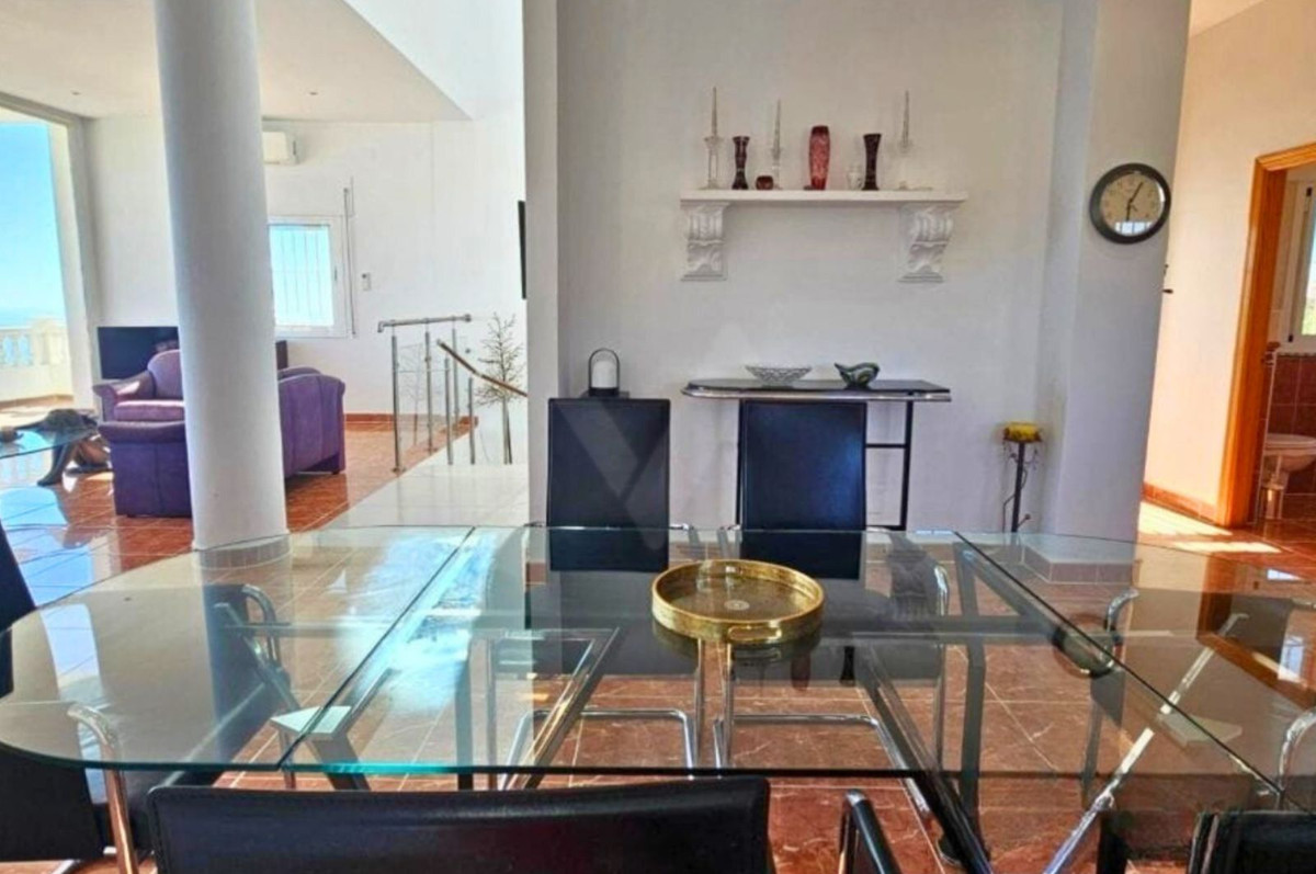 4 Bed فيلا مستقلة in Sayalonga في Sayalonga, فيلا منفصلة