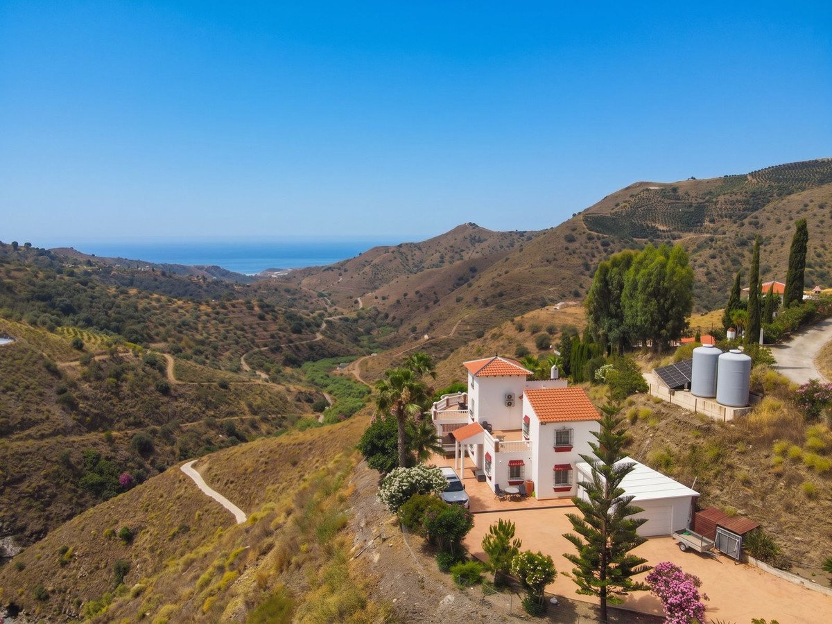 6 Bed Detached Villa in Sayalonga in Sayalonga, Detached Villa