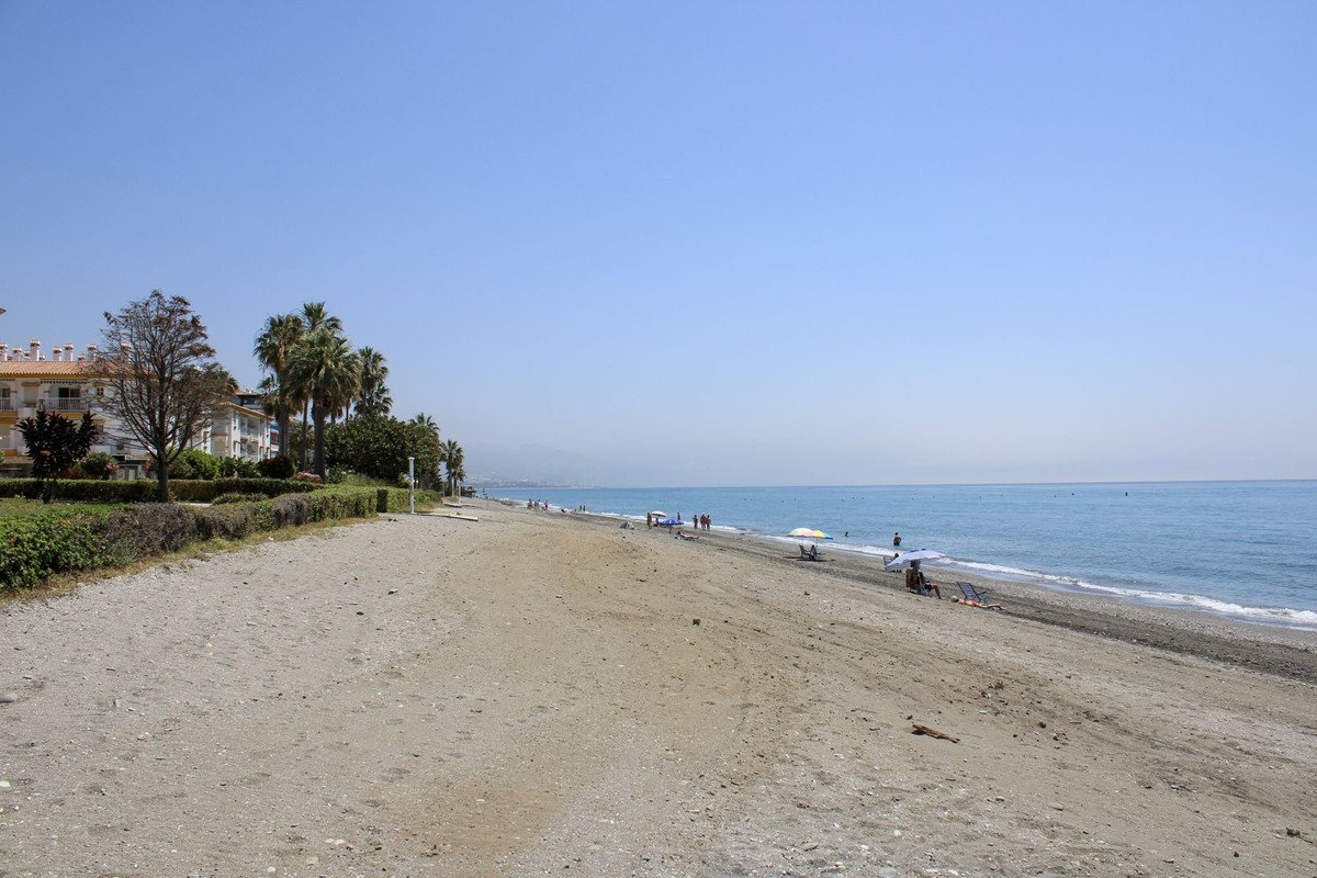 2 Bed شقة في الطابق العلوي in Torrox Costa في Torrox Costa, شقة