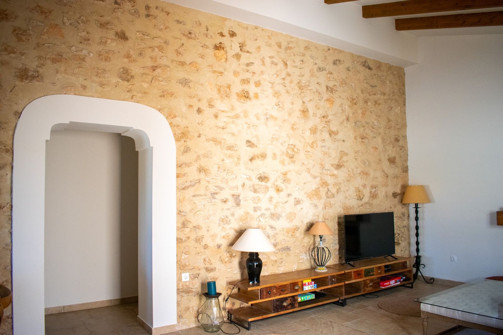 Woonkamer met stenen muur en tv-meubel