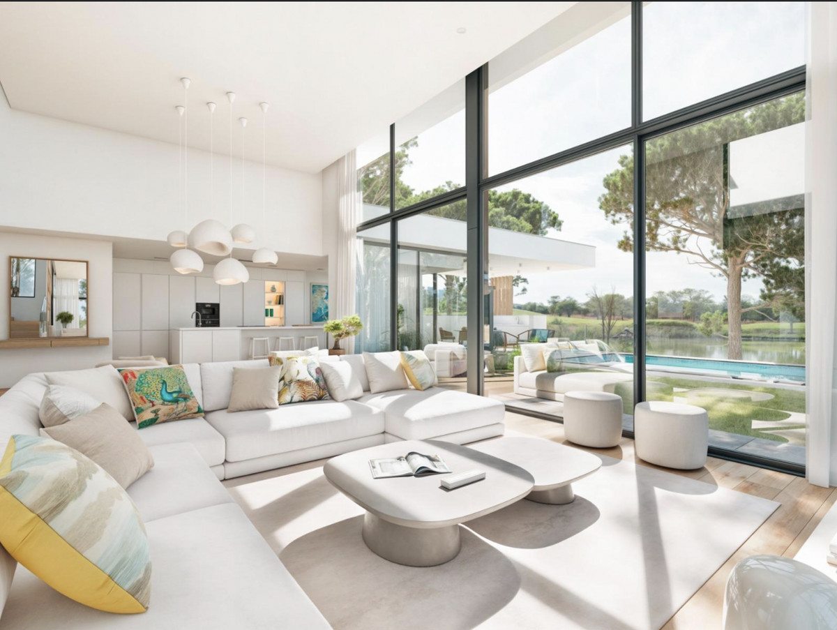 Moderne woonkamer met uitzicht op het meer en een grote witte bank