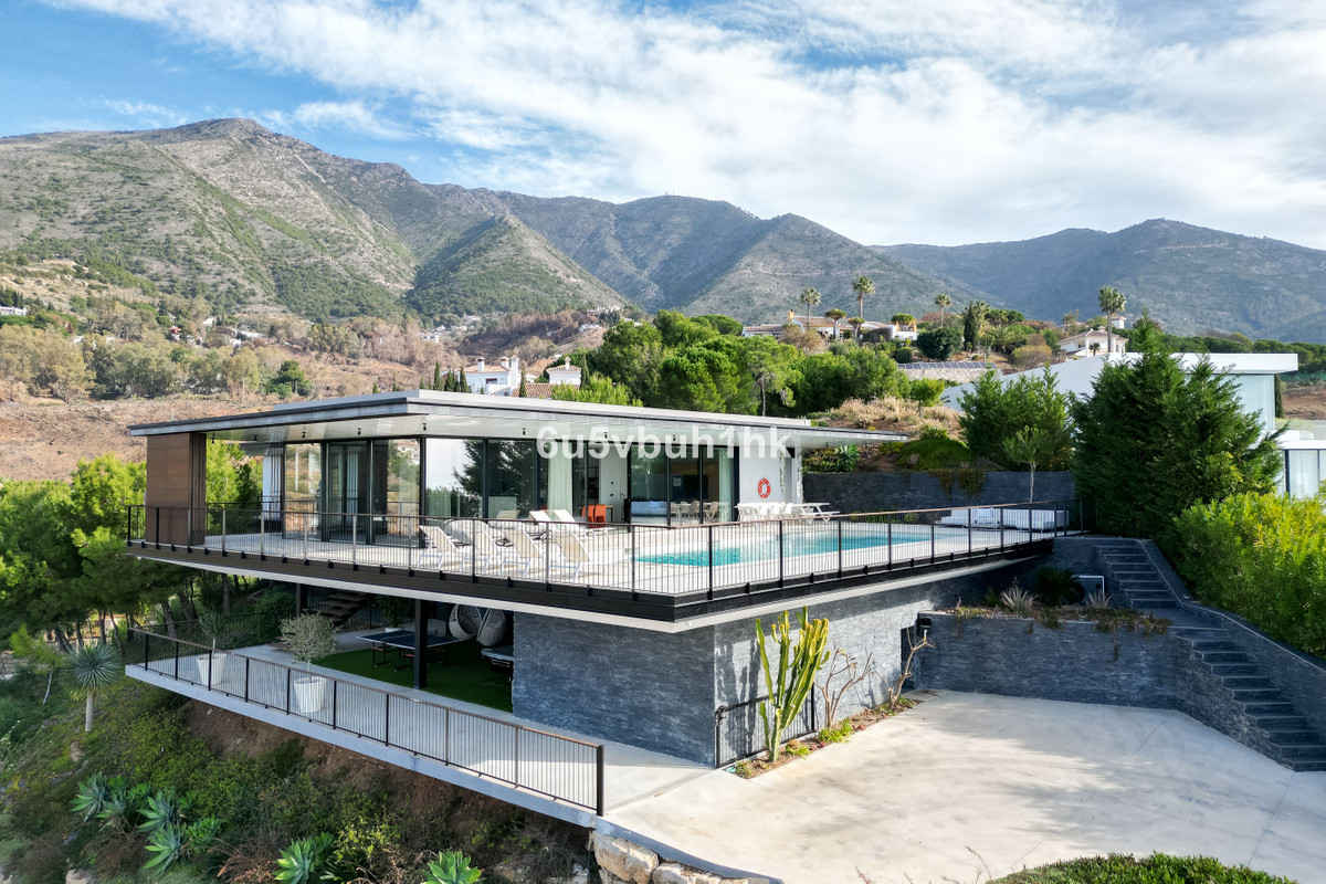 Moderne villa met zwembad en uitzicht op de bergen