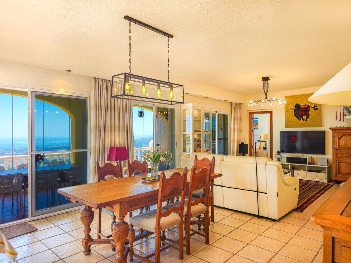 4 Bed Detached Villa in Arenas in Arenas, Detached Villa