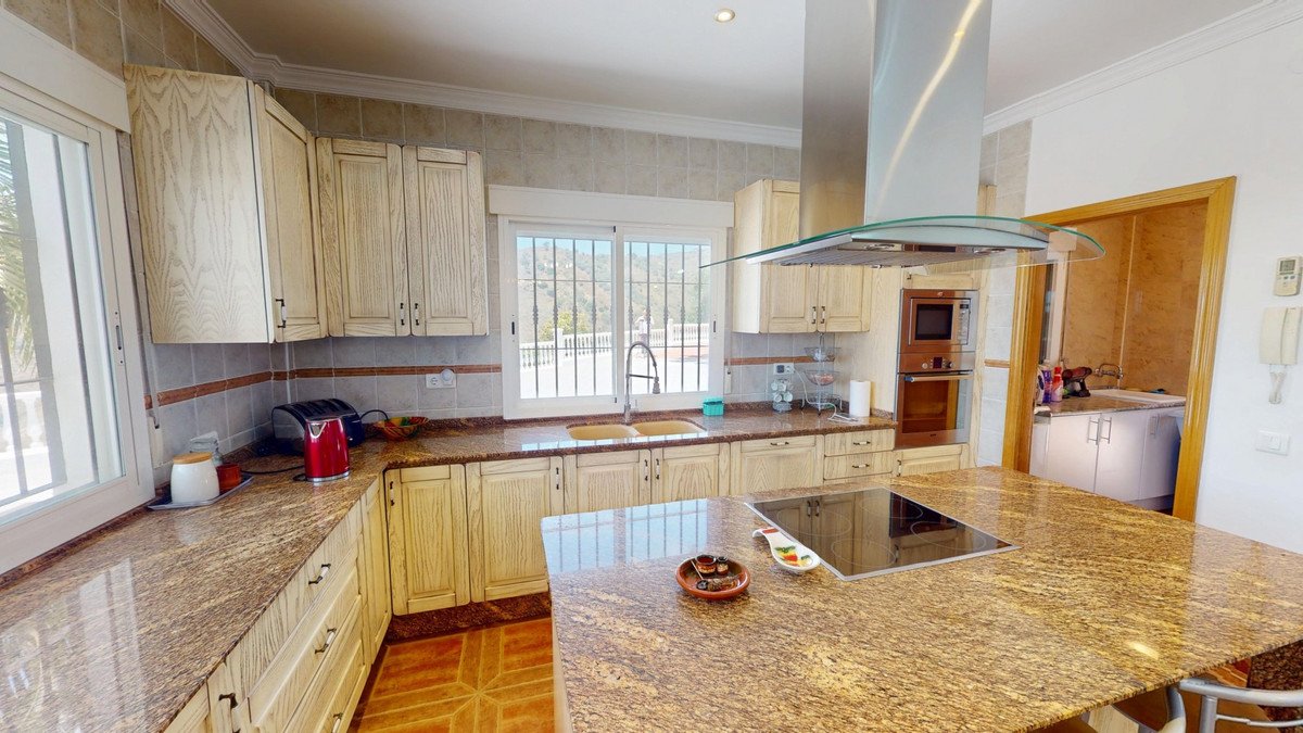 4 Bed Detached Villa in Arenas in Arenas, Detached Villa
