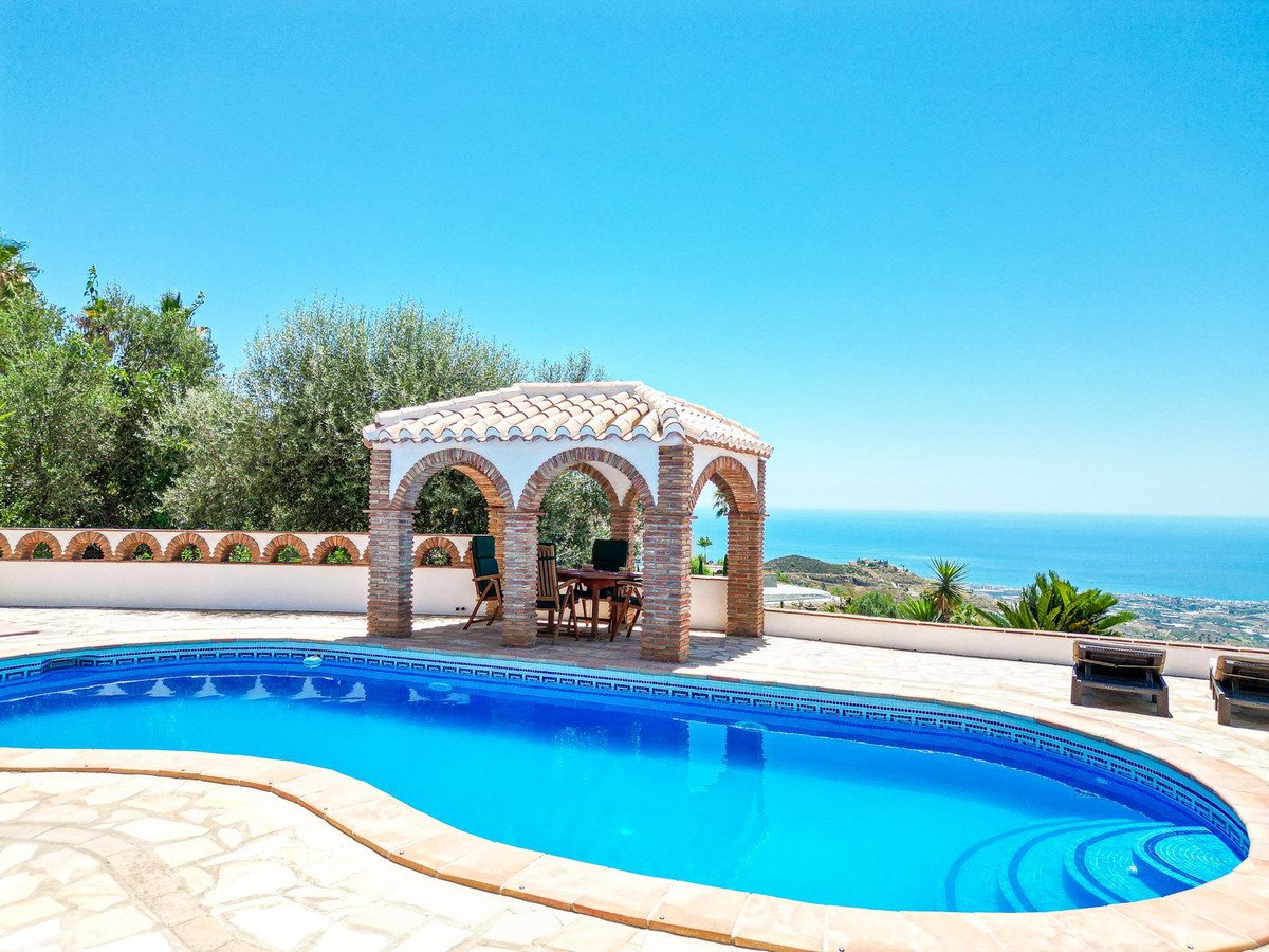 4 Bed Detached Villa in Arenas in Arenas, Detached Villa