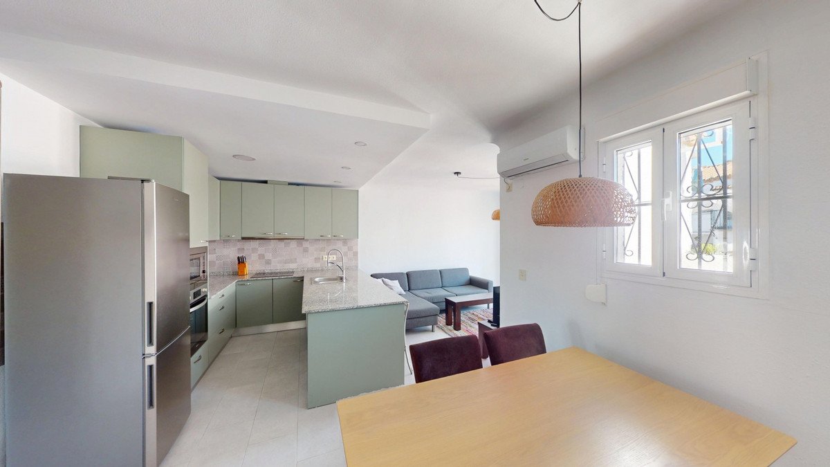 2 Bed شقة في الطابق الأوسط in Caleta de Vélez في Caleta de Vélez, شقة