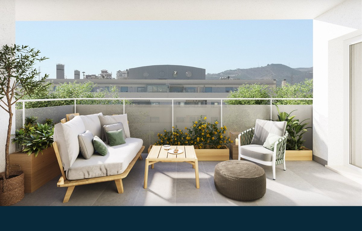 Moderne balkon med udendørsmøbler, planter og byudsigt.