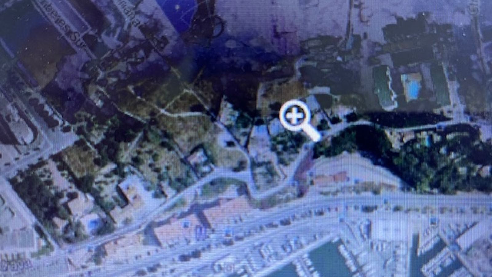 Luchtfoto van de locatie van het onroerend goed met een zoomfunctie.