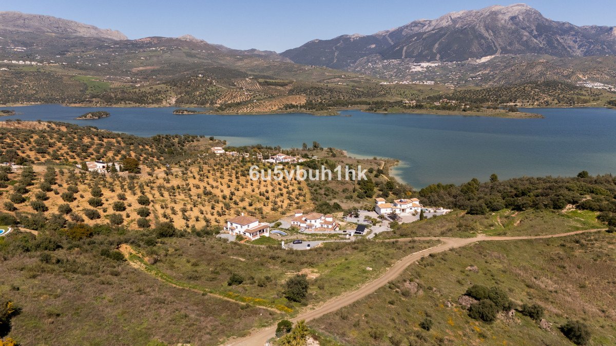 6 Bed بيت مدينة in Viñuela في Viñuela, فيلا مستقلة