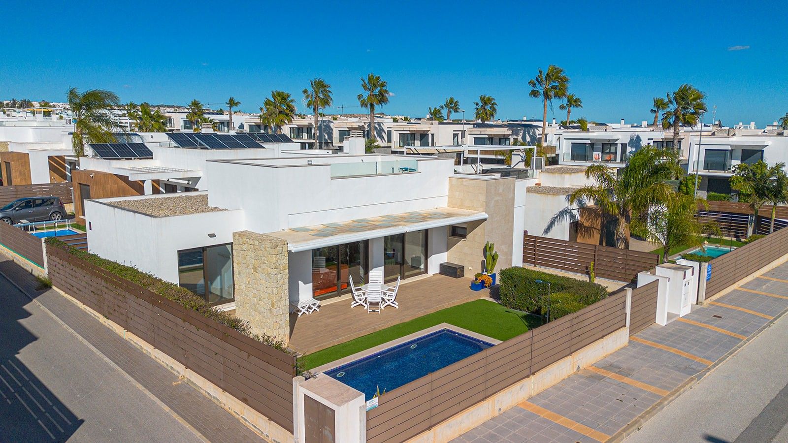 Luxe villa met zwembad en terras in moderne stijl.