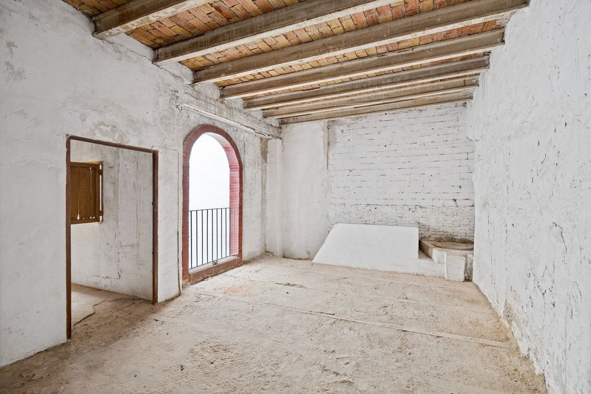 6 Bed Townhouse in Oliva in Oliva, Townhouse