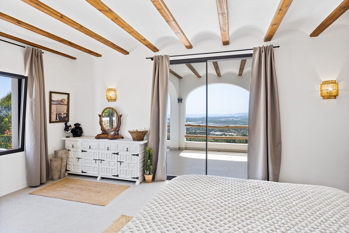 5 Bed Detached Villa in Oliva in Oliva, Detached Villa