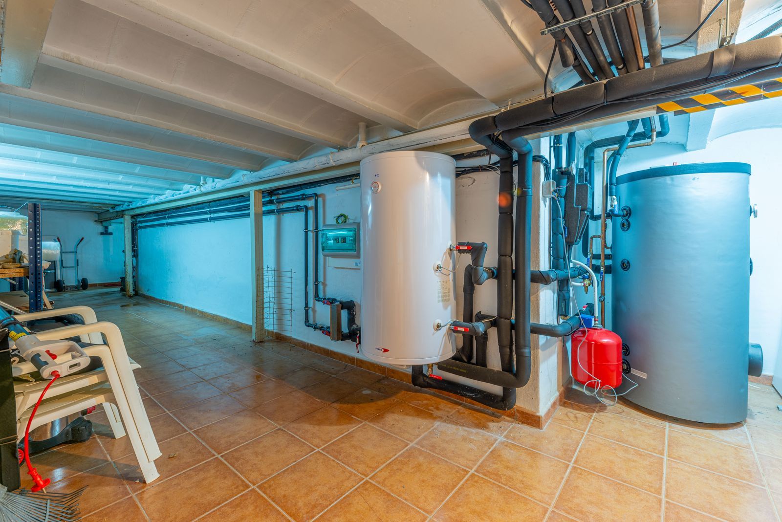 Utility ruimte met sanitair apparatuur en opslagruimte
